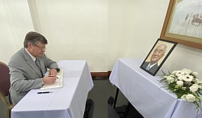 Ambassador of Russia to Brunei signed a condolence book on passing of former Prime Minister of Japan