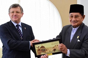 Ambassador of Russian to Brunei paid a courtesy visit to the Minister of Religious Affairs.